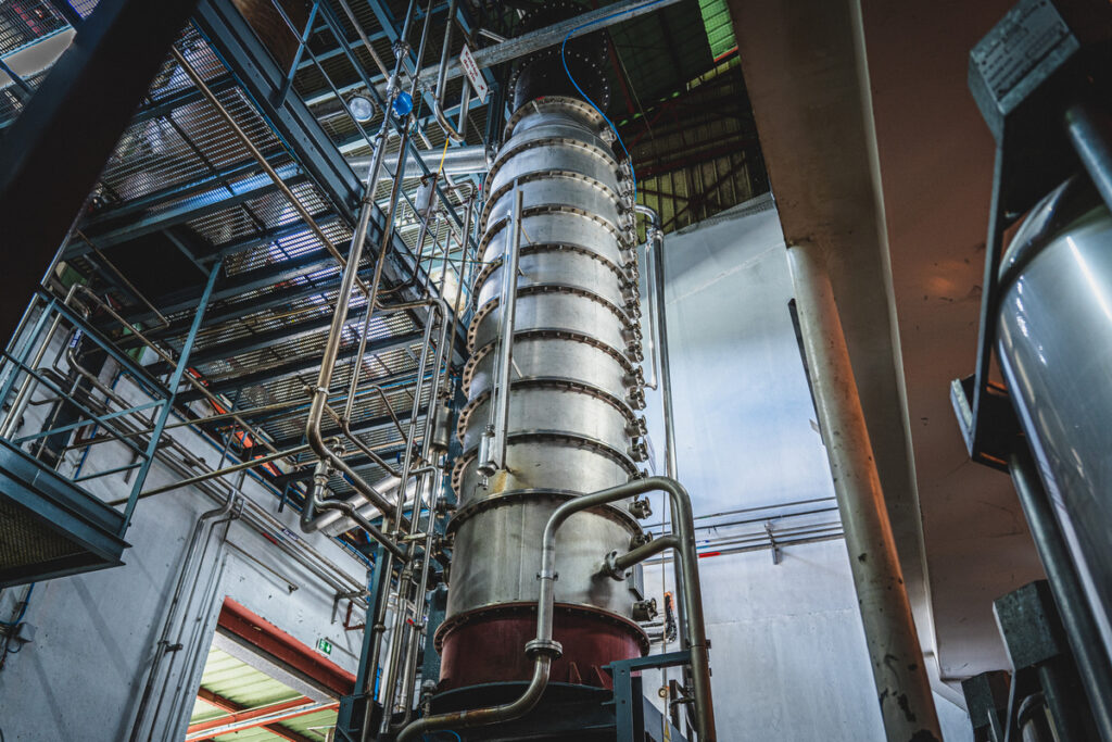 Grande colonne de distillation en métal dans une distillerie